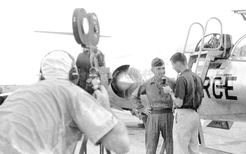 1958 年 9 月 17 日,美軍協防台灣司令部安排台北中外記者到北部空軍基地,聽 F-104A 飛行員說明新機。中央社記者秦炳炎攝。