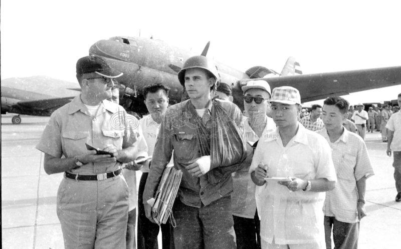 1958 年 9 月 19 日上午,George W. Johnston 自金門負傷返抵台北。左臂屈至肘部、手掌包紮。中央社記者陳永魁攝。