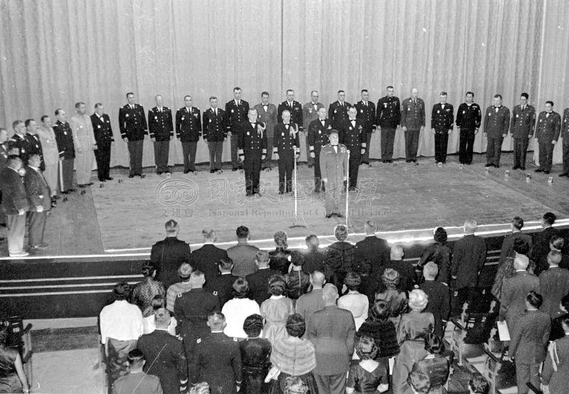 1958 年 12 月 16 日,國防部參謀總長王叔銘上將在台北介壽堂代表政府,頒勛獎章給三十五位美國陸海空軍官兵。中央社記者秦炳炎攝。