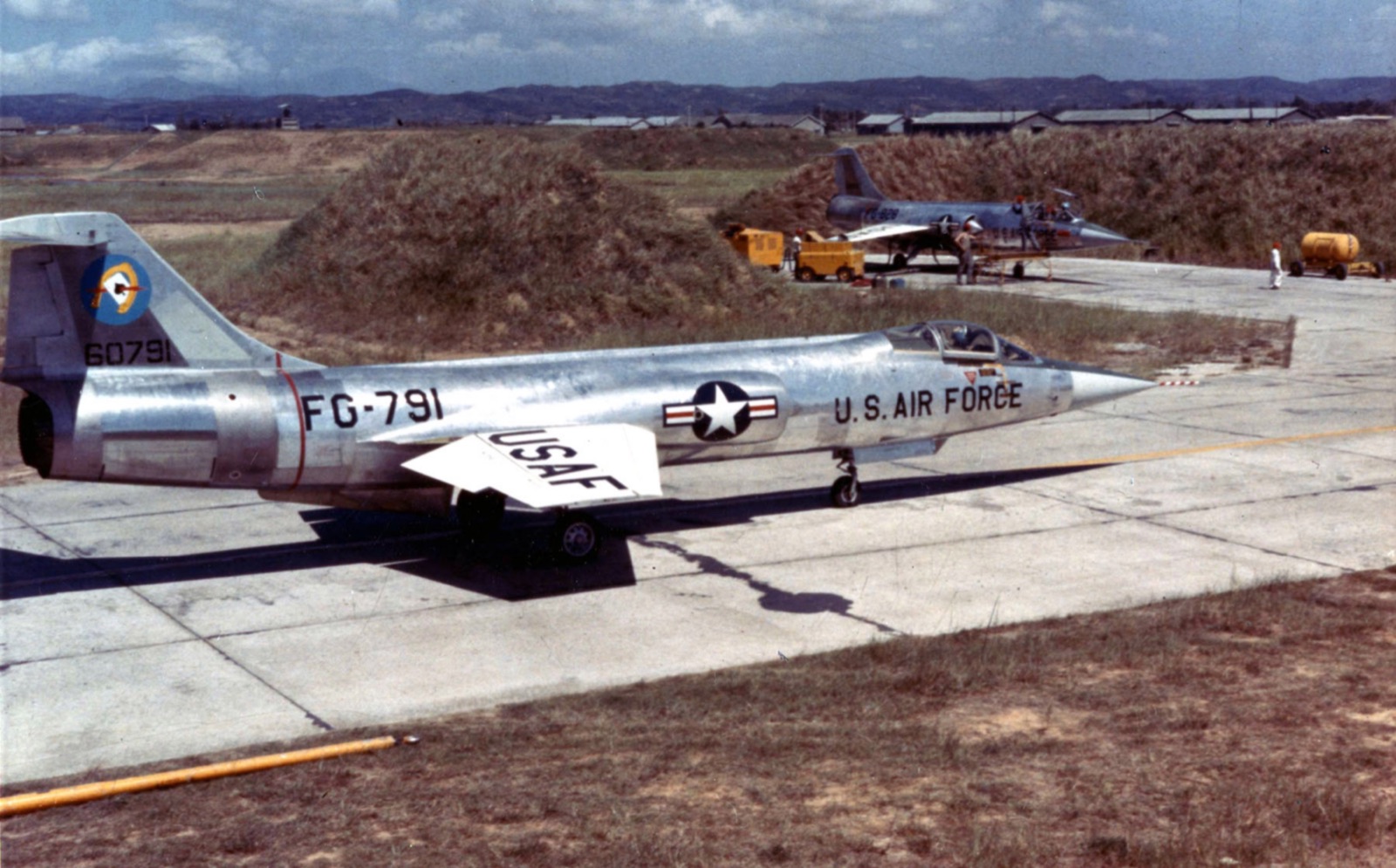 1958 年 9 月 15 日,美國空軍第 83 戰鬥攔截中隊的 F-104A(機號 56-0791)停在桃園基地,屬 Jonah Able 行動。