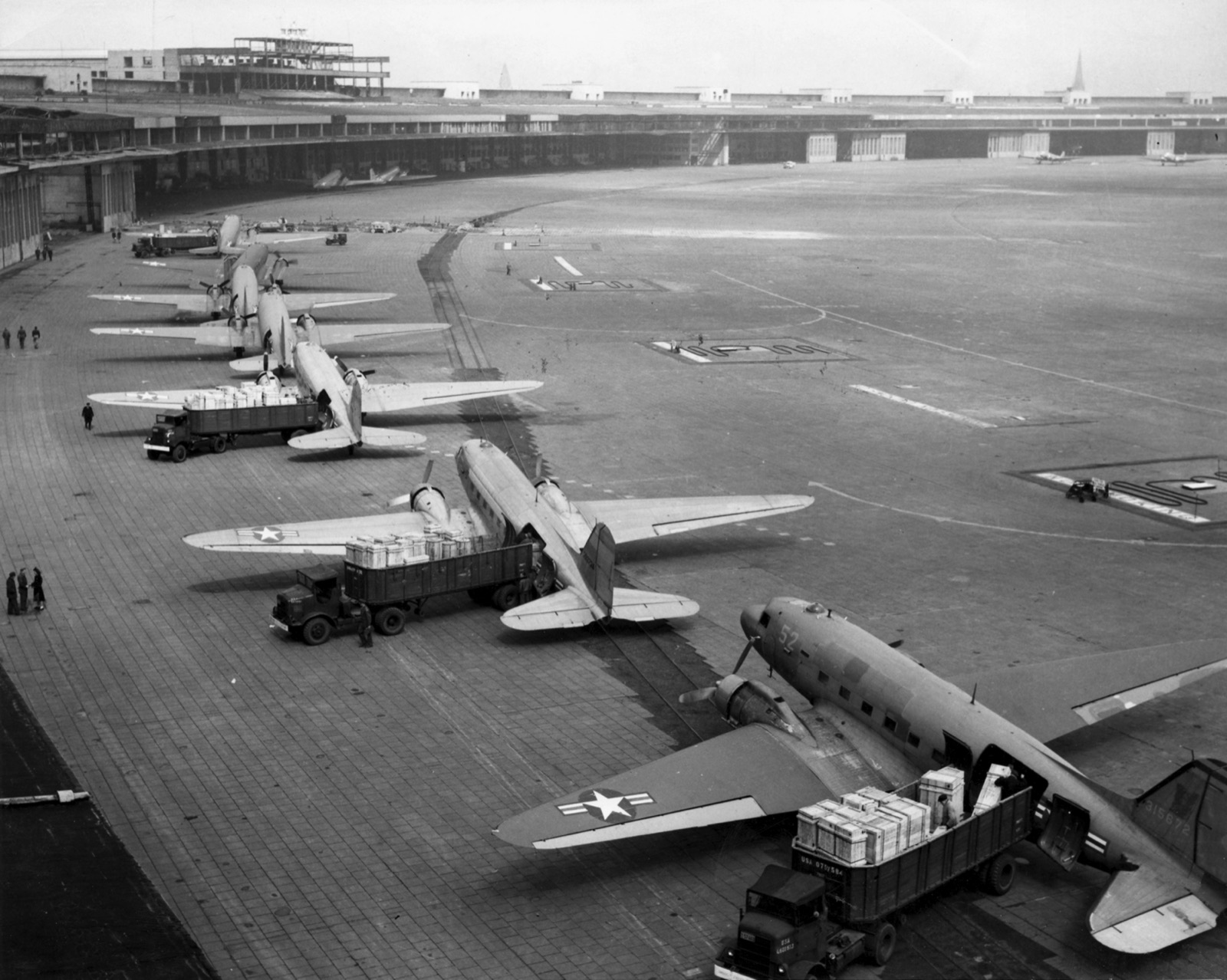 柏林空運期間,美國海軍 R4D 與美國空軍 C-47 在坦佩爾霍夫機場卸貨。前方一架為 C-47A-90-DL(機號 43-15672)。